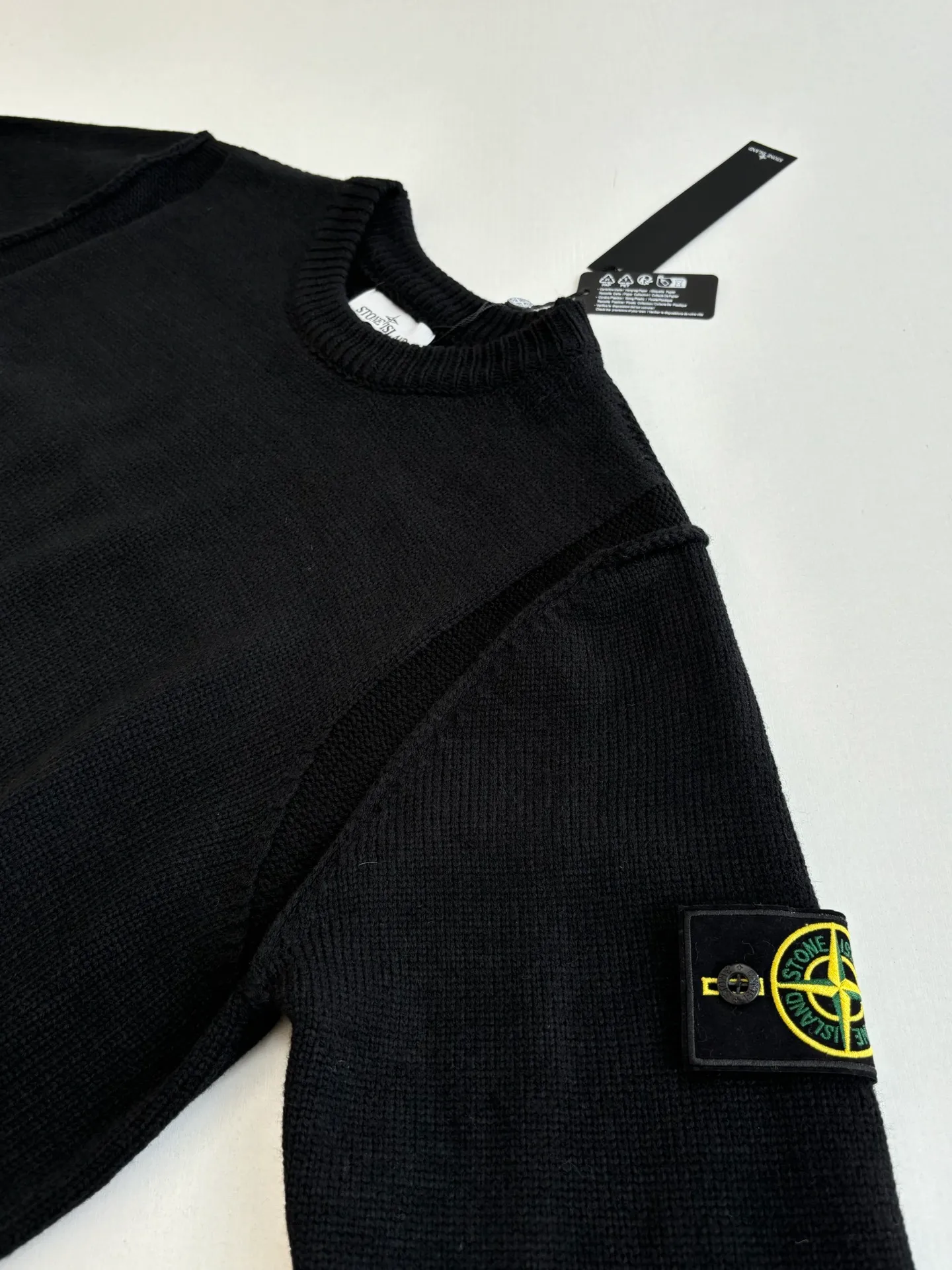 P410 Stone islan*/stone island solid color basic armband round neck knitted sweater. The original version was purchased and developed by 2488. The fabric is made of wool yarn blended nylon. The overall comfort is more skin-friendly than the original version. The YB upper body is particularly tight. We adjusted the overall feel and skin-friendly feeling based on the original wool yarn quality. Both are more comfortable and breathable than the ZP upper body. There is no difference between the stripes and the original version. And it can be done with full grade. Supports random detection of wool content. We ensure that every item our customers receive is of high quality. It also needs to be taken to the tatting factory for secondary processing. Stone Island armband, the overall wiring is straight and delicate, the fabric is comfortable and soft, the color is consistent without color difference Size: S/M/L/XL